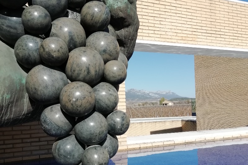 Statue of grapes in Rioja